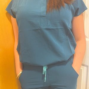 High quality nursing scrubs in all sizes an beautiful colors